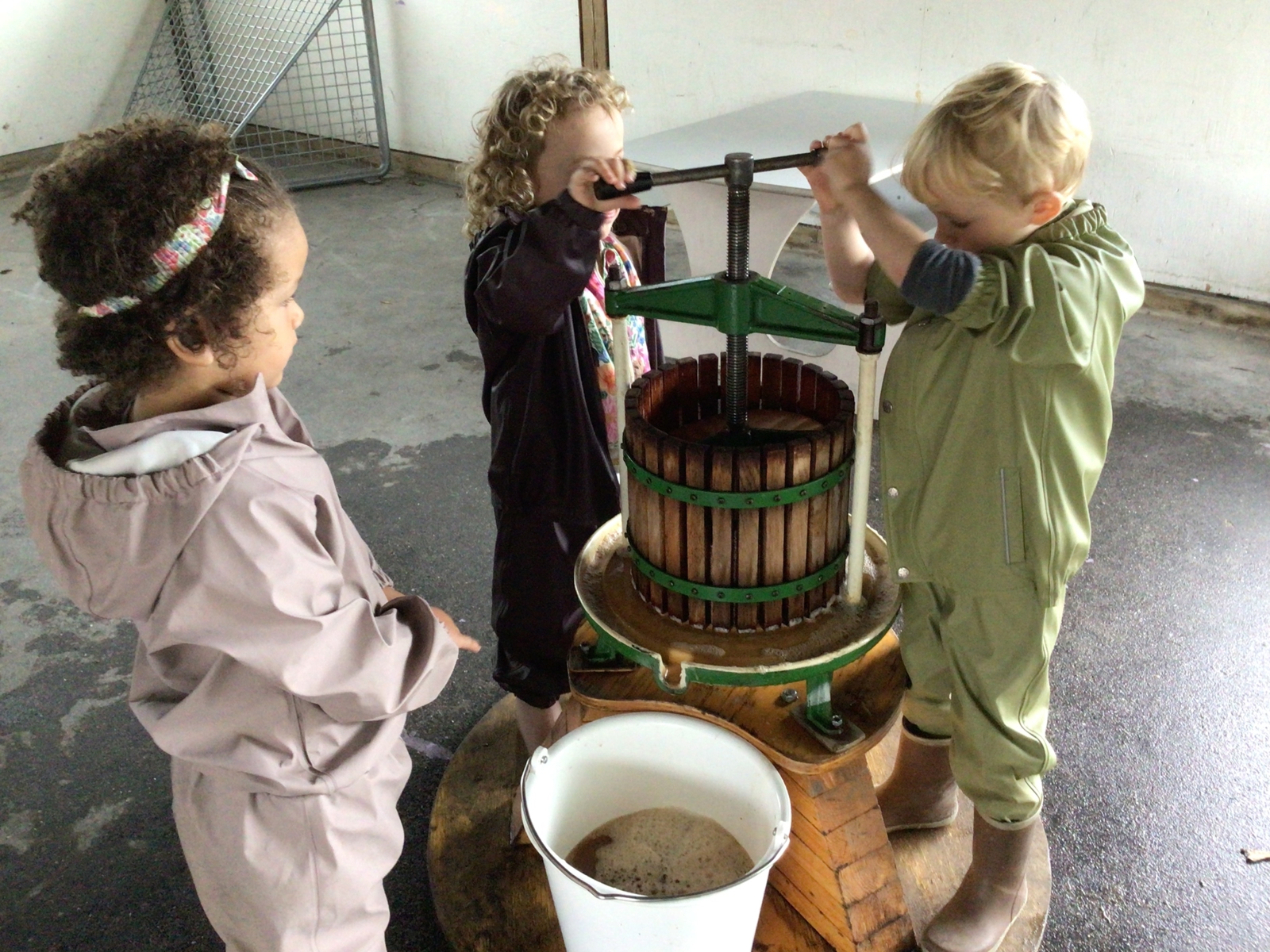 Foto af børn der presser æbler