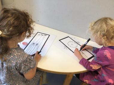 Foto af børn der tegner